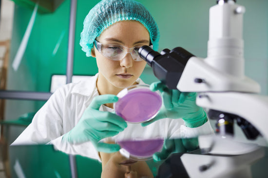 Somos Fabricantes y contamos con nuestro propio laboratorio, cuidando los estándares de calidad, cumpliendo con las certificaciones necesarias para ofrecerte el mejor producto. Nuestros expertos en Desarrollo de Producto están altamente calificados.